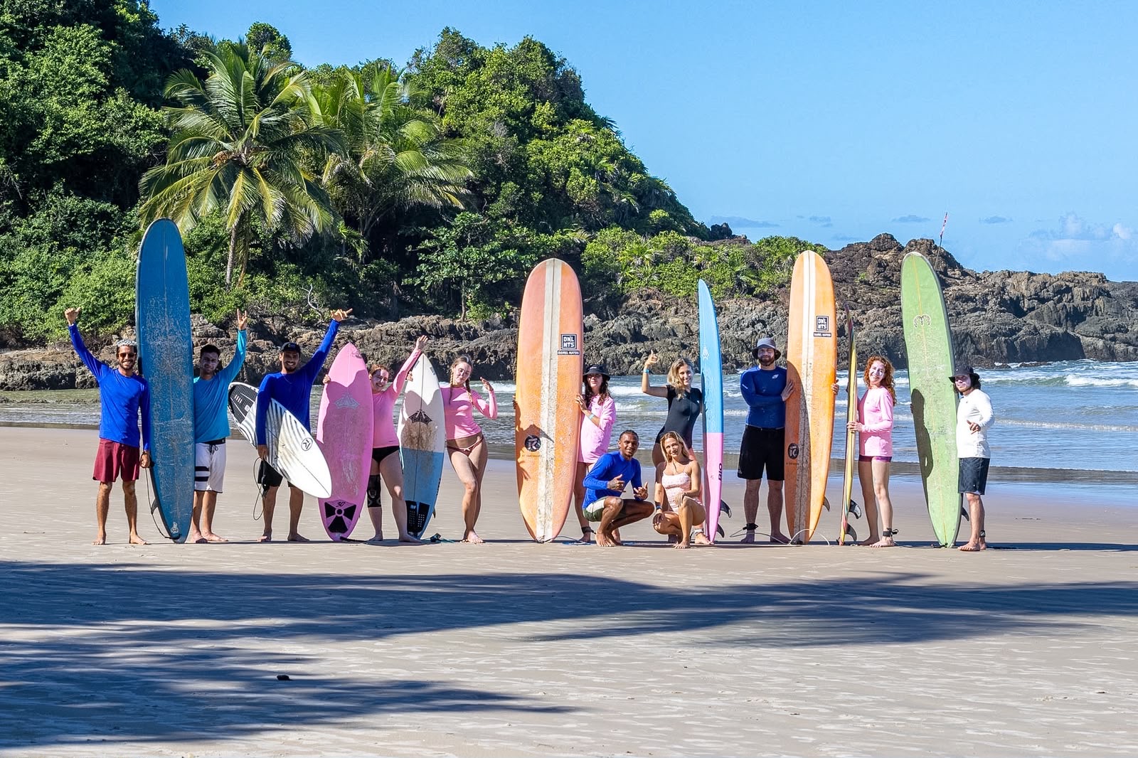 Grupo com pranchas durante aula de surf na Praia da Engenhoca, em Itacaré