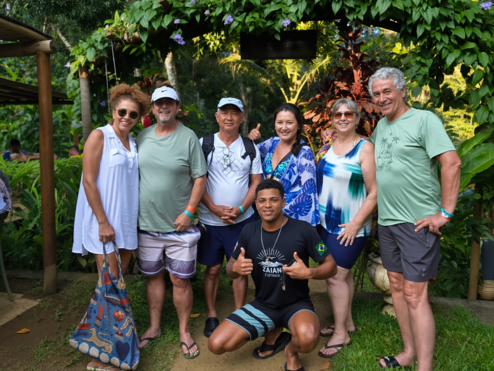 Zaian com um grupo de viajantes em um passeio em Itacaré