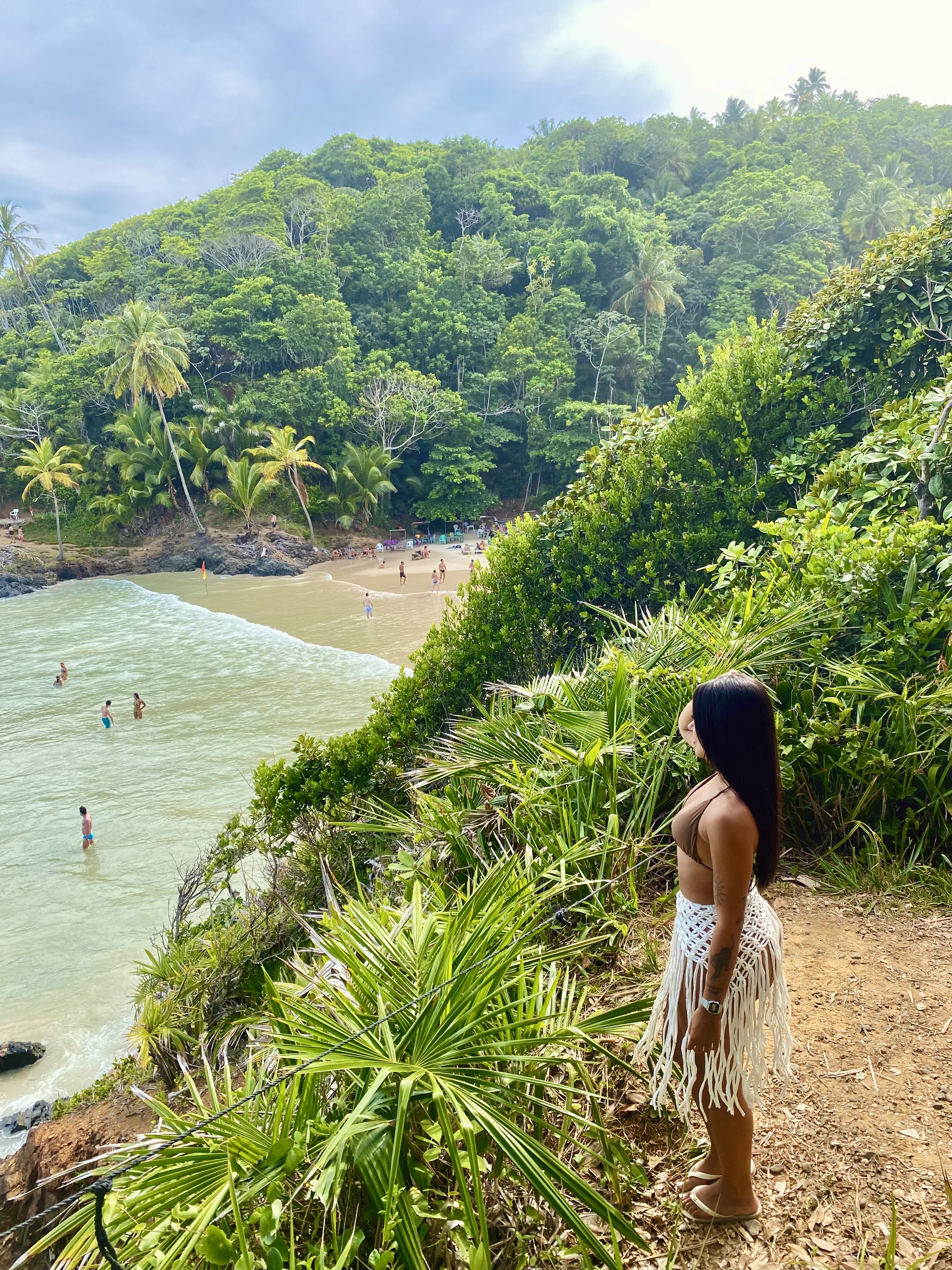 Praia de Havaizinho vista entre a vegetação