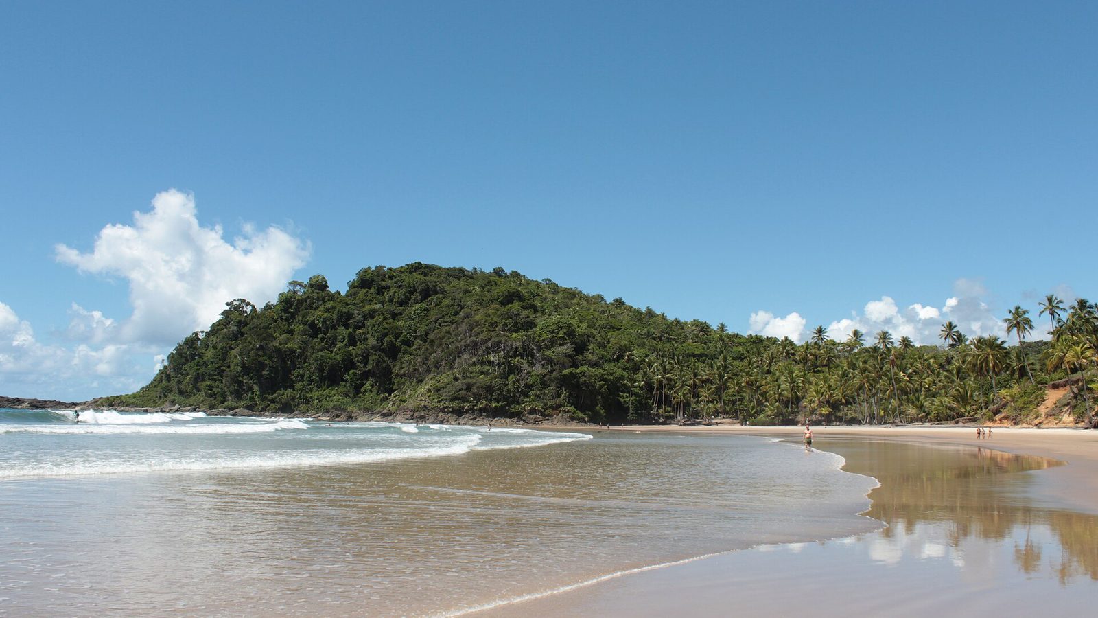 Faixa de areia da Praia da Engenhoca em Itacaré