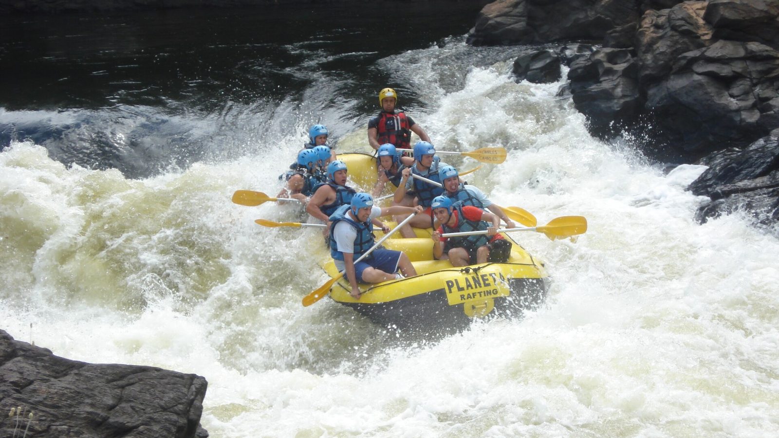 Bote de rafting descendo as corredeiras do Rio de Contas